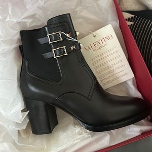 Valentino Garavani
Rockstud ankle boots
